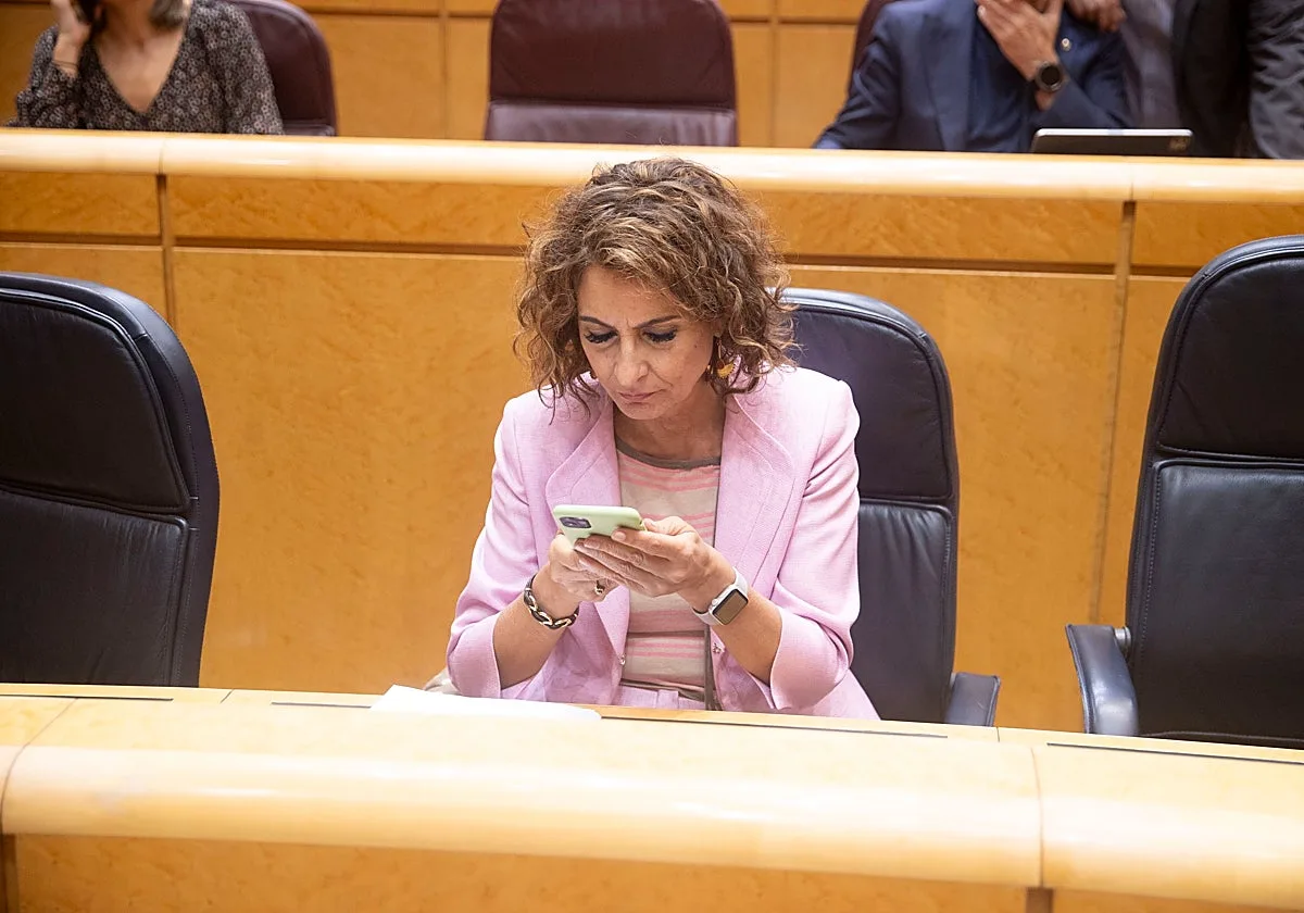 Montero ataca al PP por 'permitir' que Gavira «presuma de que habría negado 25 millones» a menores en Ceuta