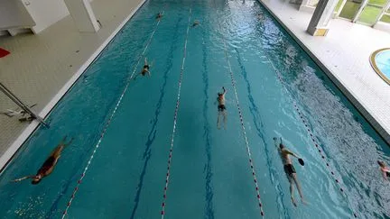 "J'en vois faire le papillon et prendre toute la place" : le mansplashing ou le mauvais comportement des hommes dans les piscines municipales