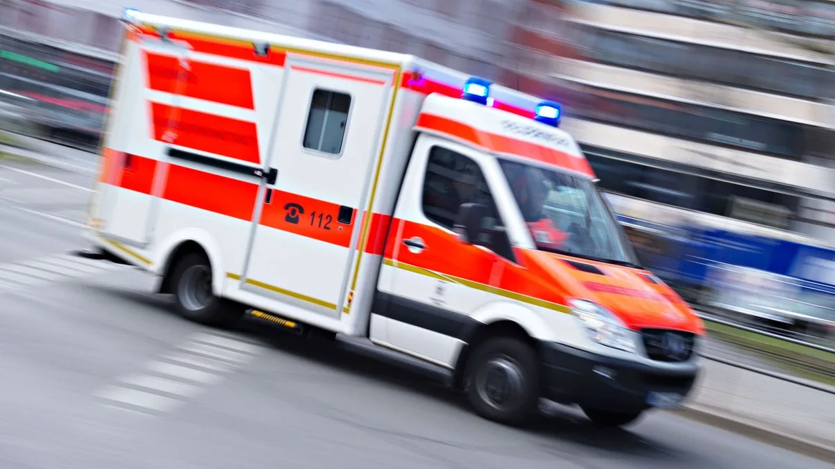 Rentner missachtet Vorfahrt: Radfahrerin über Motorhaube geschleudert – schwer verletzt