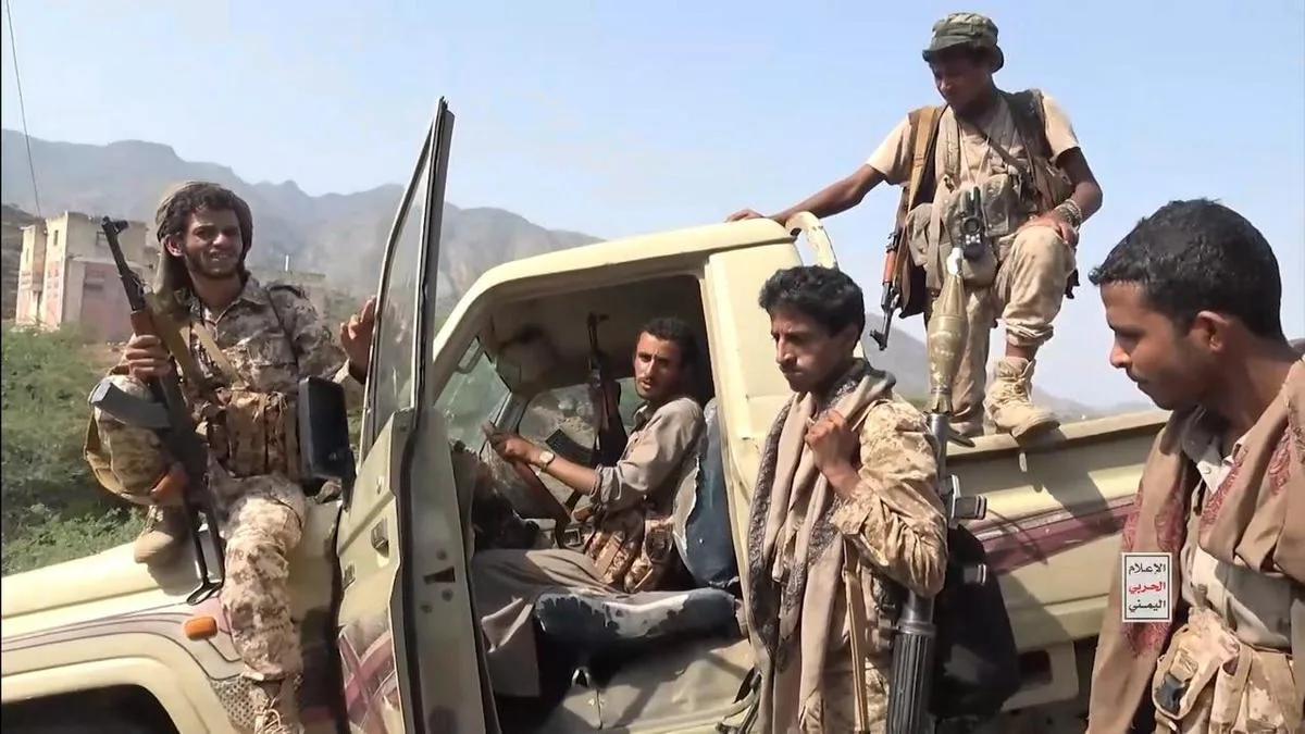 Houthis advance in Yemen, seize two Red Sea islands