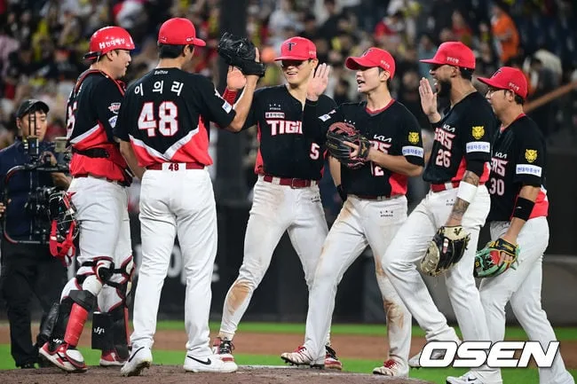 [사진]6-3 승리 기뻐하는 KIA