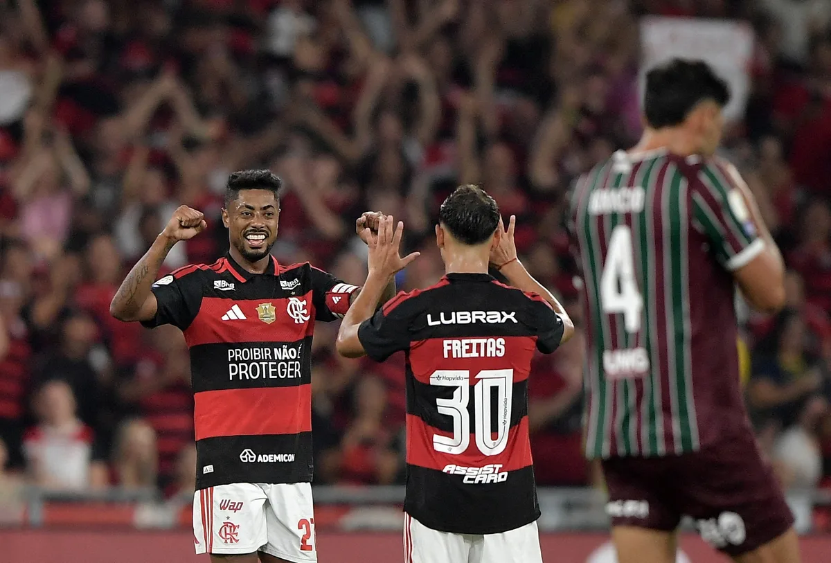 Brasileiro tem Flamengo favorito e trio em apuros após 30ª rodada
