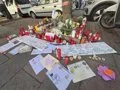Vecinos dejan flores, velas y mensajes ante el portal de Maricarmen: "Que la vivienda no cueste ninguna vida más"