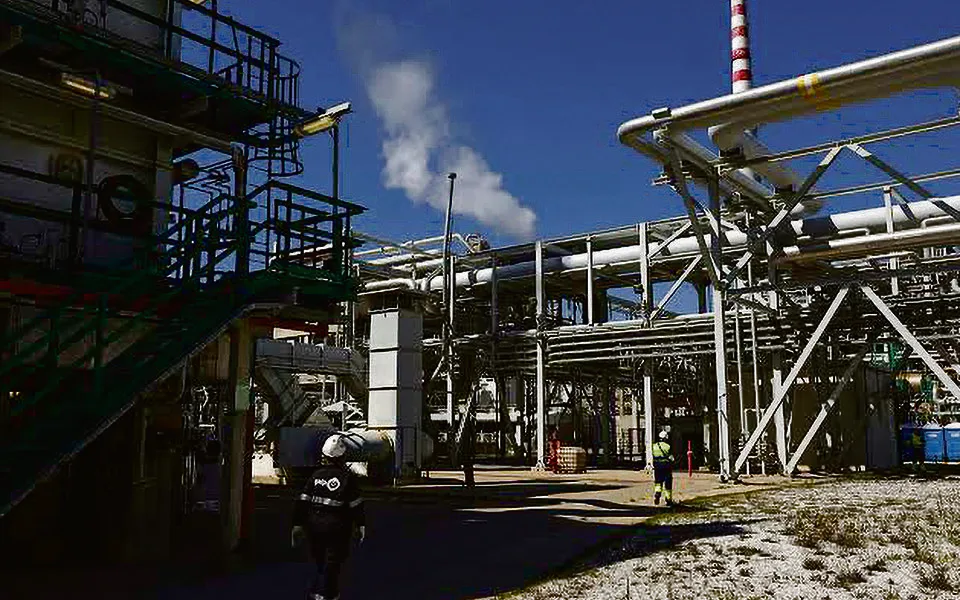 Irão: Choque energético pode travar 440 mil empregos na UE em 2026, estima Bruxelas