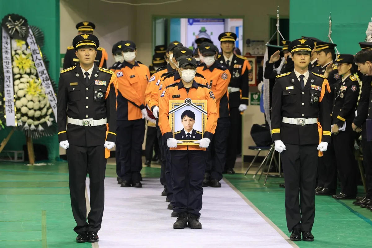 “함께해서 행복, 이제 편히 쉬십시오”…김진석 소방위, 눈물 속 영결식