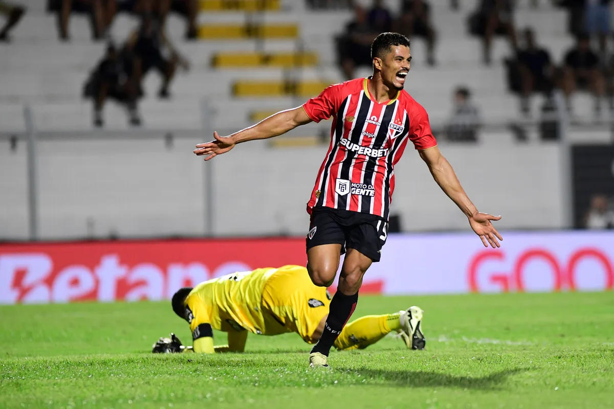 Intocável na lateral, Lucas Ramon pode atingir maior sequência como titular do São Paulo no ano