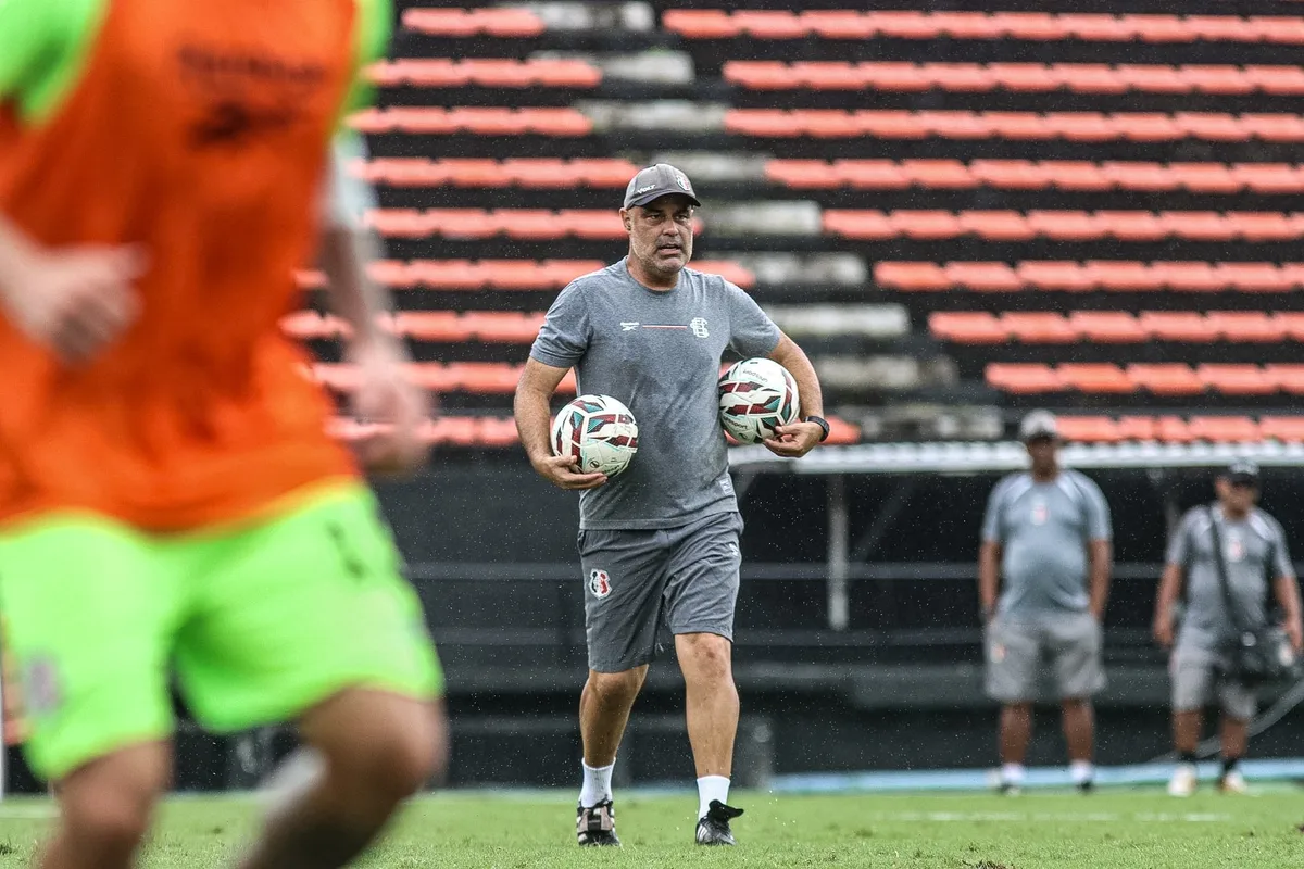 Técnico do Santa Cruz fala sobre desentendimento com executivo de futebol: "Proporção exagerada"