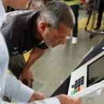 Plataformas de IA generativa têm reforçado desconfiança no sistema eleitoral, diz estudo