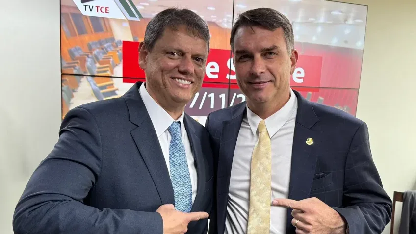 Tarcísio diz que Flávio continuará prestando conta sobre 'Dark Horse'