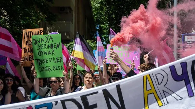 Razzien gegen LGBTQI+-Organisationen in der Türkei: Viele Festnahmen bei Razzien gegen LGBTQI+-Vereine in der Türkei