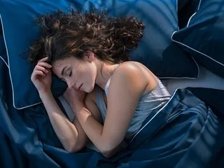 Vaut-il mieux dormir sur le côté gauche ou droit ? Voici ce que recommandent les experts du sommeil