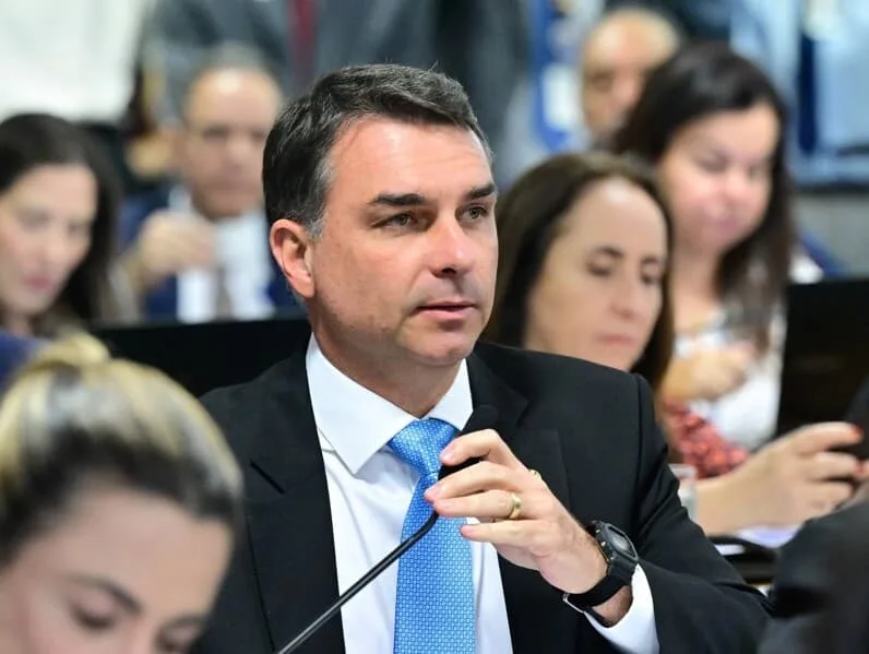 TSE manda Flávio Bolsonaro apagar post que associa Lula a facções