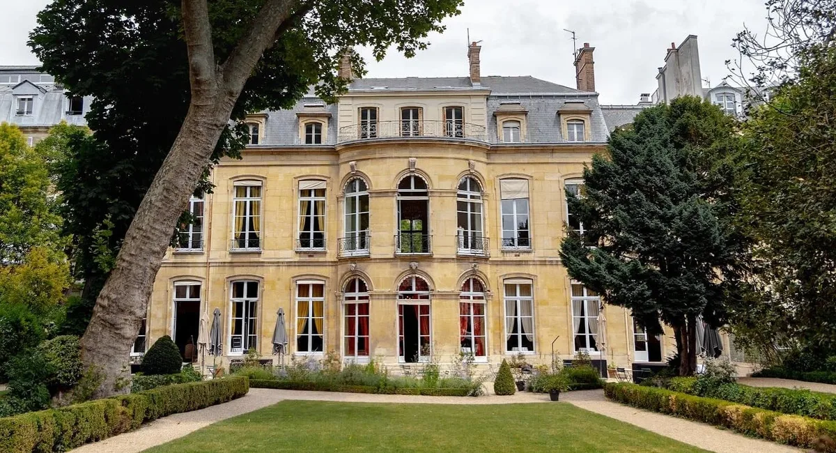 La Casa de América Latina de París cumple 80 años amenazada de desalojo: 26.000 firmas y un banco que quiere vender su sede por USD 112 millones