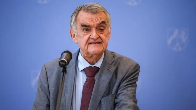 Regierung: NRW-Innenminister Reul bricht sich die Hüfte