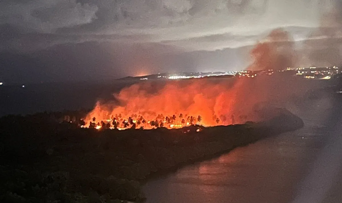 Incêndio atinge Ilha do Amor, ponto turístico no Grande Recife; VÍDEO