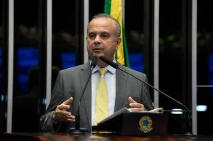 Marinho diz crer que PEC da 6×1 passará na CCJ, mas votação no plenário será adiada