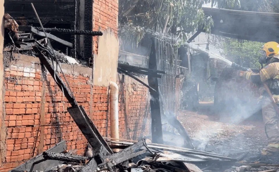 “Não consegui fazer nada”: Família de Cascavel perde tudo em incêncio de grandes proporções no Oeste do Paraná