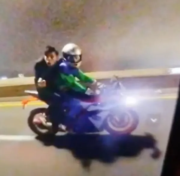 Video: motochorros le apuntaron con un arma a un conductor en la autopista Buenos Aires-La Plata