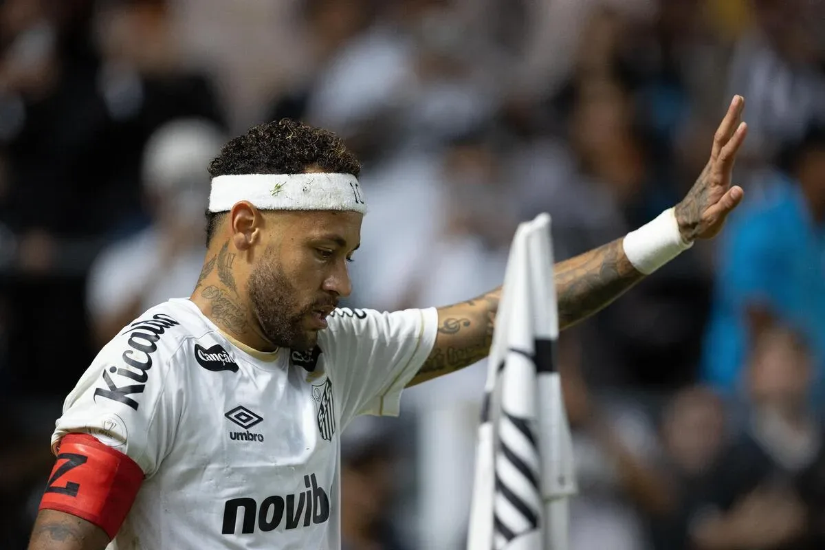 Neymar sai chorando após nova lesão e preocupa o Santos
