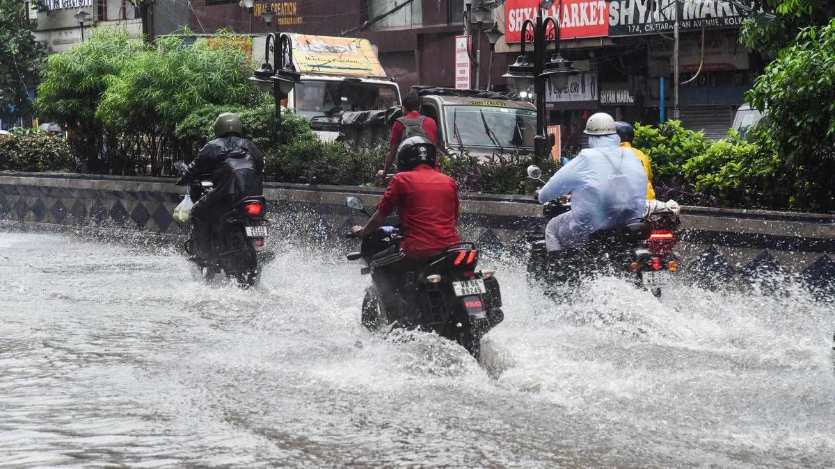 Large areas of Kolkata and its surroundings waterlogged due to torrential rains