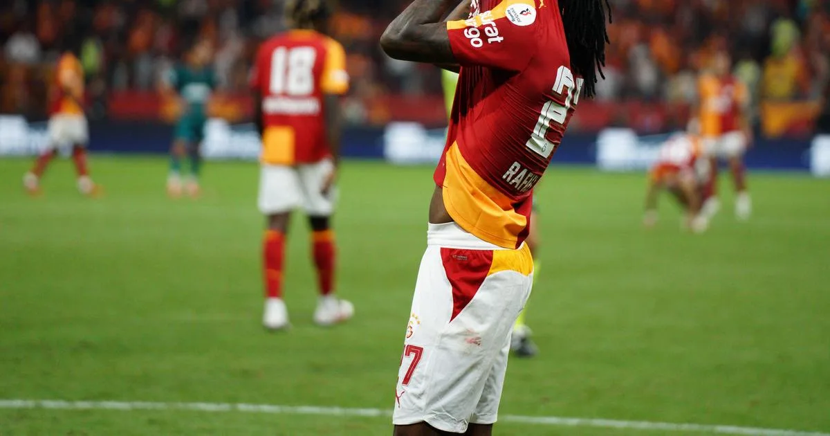 Novo começo, velhos fantasmas: Rafael Leão já é contestado na Turquia