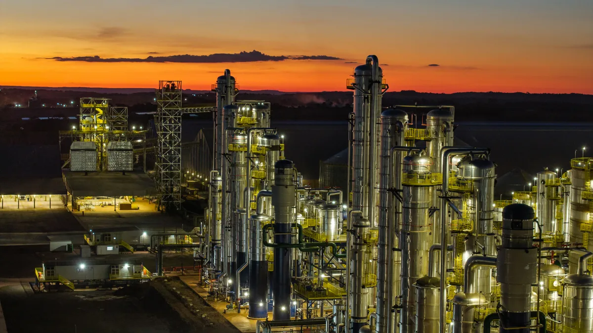 Usina capaz de produzir 498 milhões de litros de etanol inicia operação na Bahia