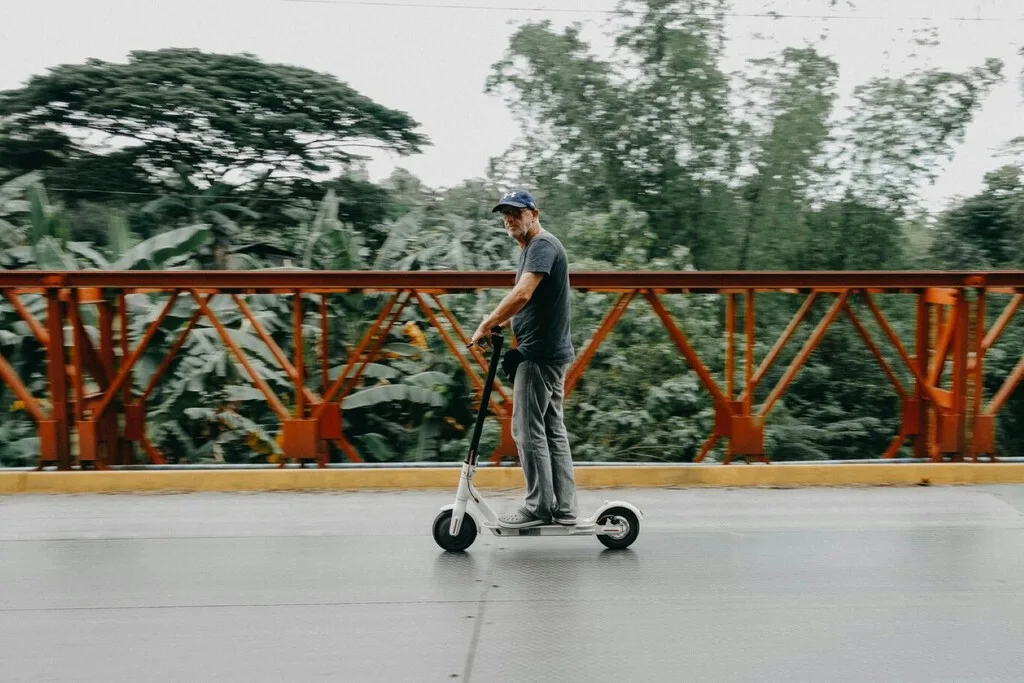 CDMX cambia las reglas para motos y bicicletas eléctricas: tendrán más tiempo y las placas costarán la mitad