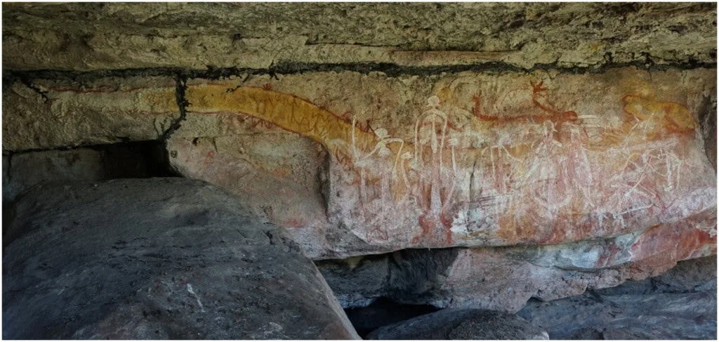 Artistas aborígenes pintaram seres ancestrais gigantes e um novo estudo aponta possíveis significados