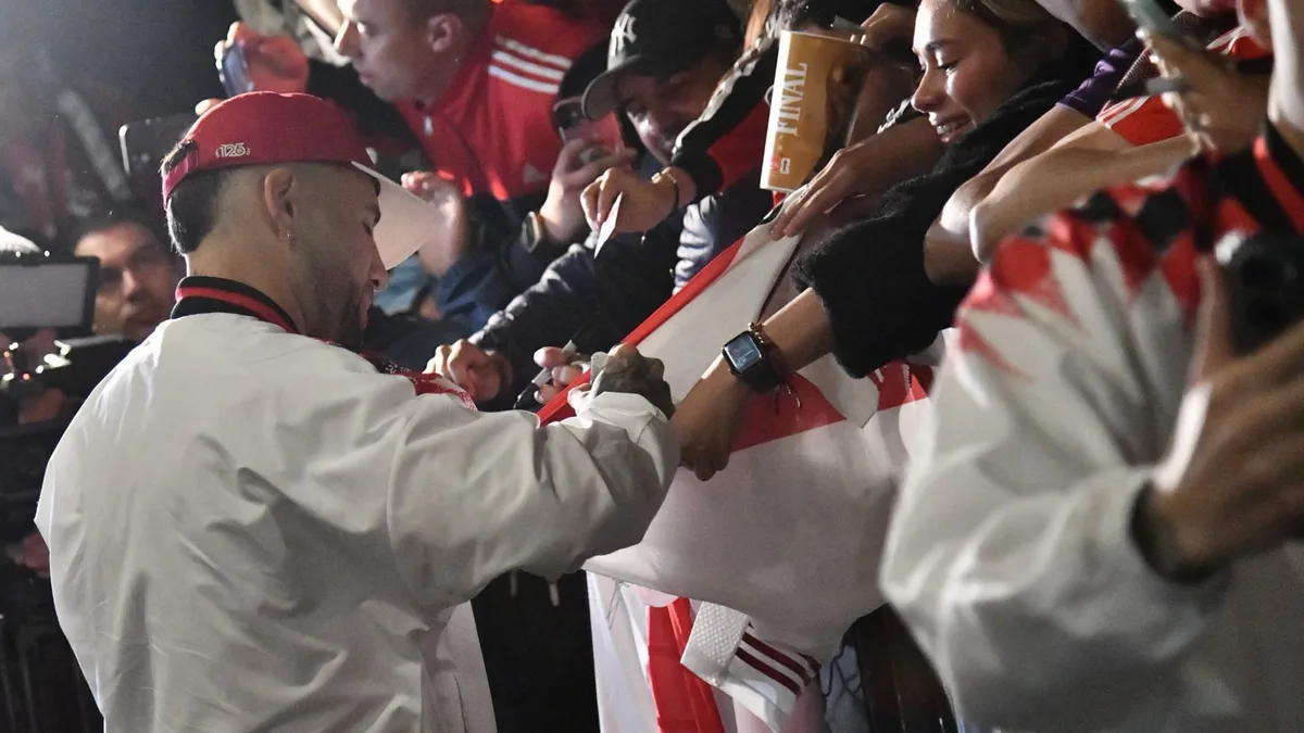 Así fue la llegada de River Plate a Bogotá: jugadores se tomaron fotos y firmaron autógrafos