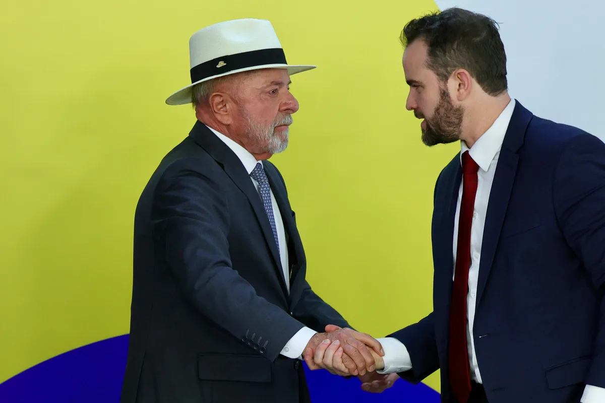 Campanha de Flávio aciona TSE contra Durigan e Lula