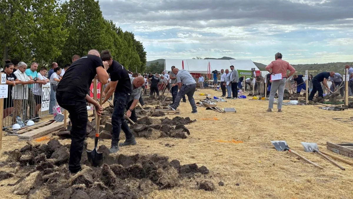 Entre picos y palas: así es el insólito concurso en Hungría donde los participantes compiten excavando tumbas