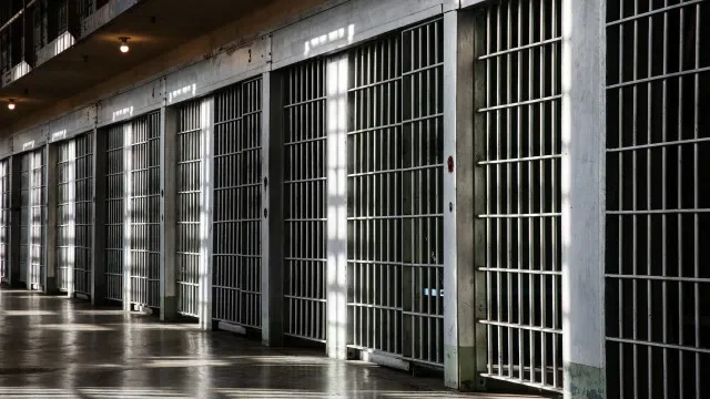 Jovem de 18 anos detido por pornografia em escola ficou em preventiva