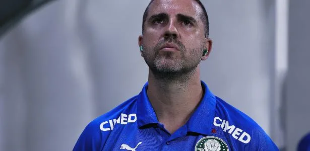 Auxiliar sobre suspensão de Abel: 'Futebol do Brasil é a cara da sociedade'