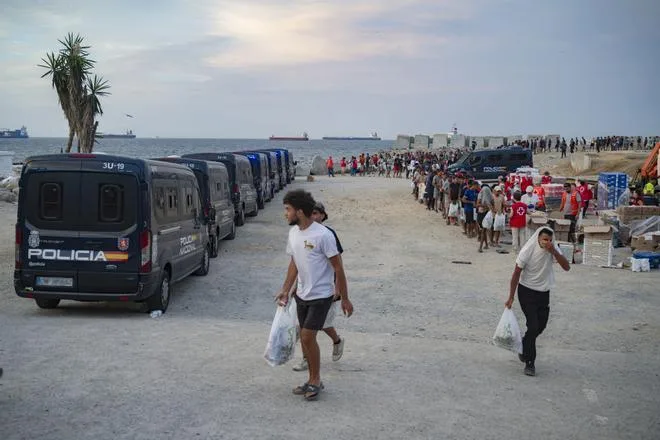 Realojan a 1.800 migrantes que duermen en la playa de Ceuta a los espacios temporales de acogida