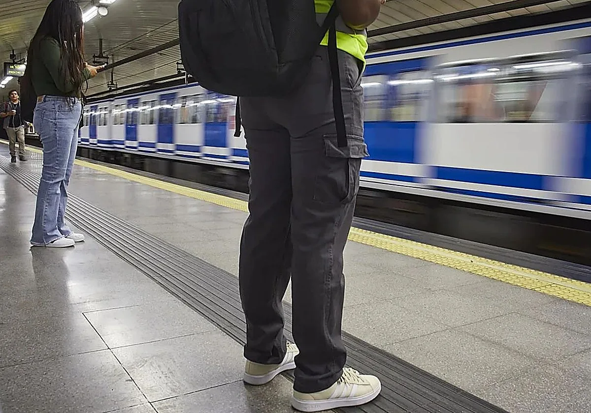Cortada la línea 6 de Metro de Madrid entre Conde de Casal y Diego de León por una avería eléctrica