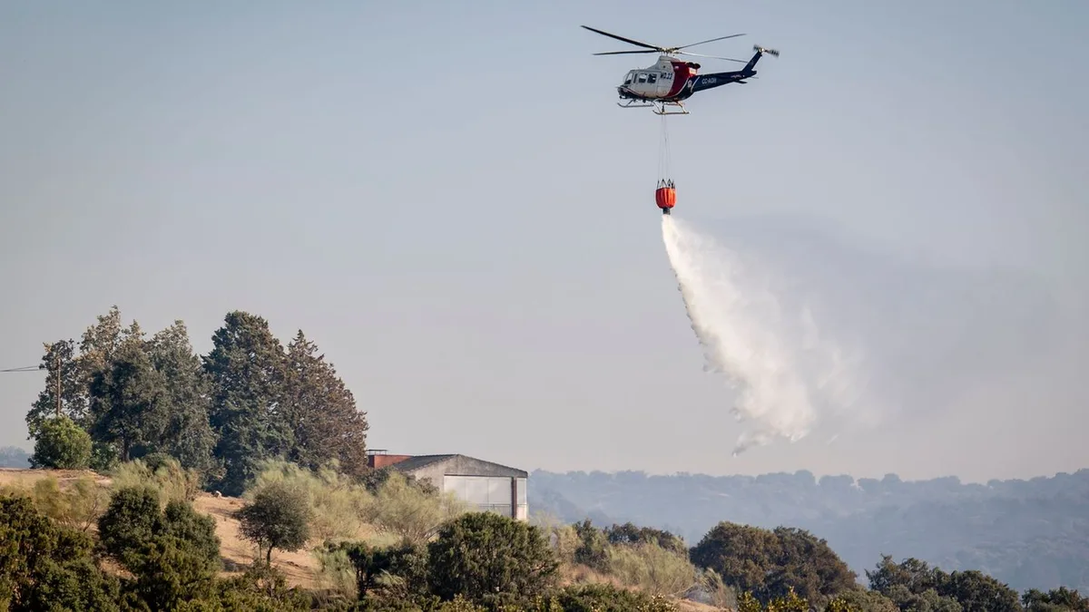 Blitz löst Waldbrand aus: Evakuierung Hunderter Menschen in Spanien wegen Waldbrandes