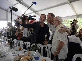 En bras de chemise et savourant un cassoulet, Raphaël Glucksmann à la rencontre des militants de gauche à Bram