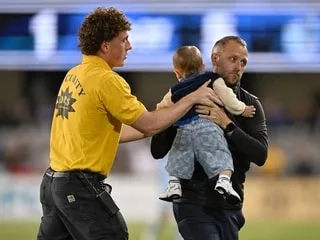 « Comment a-t-il pu aller aussi loin ? » : un bébé s’introduit sur le terrain en plein match de football aux États-Unis