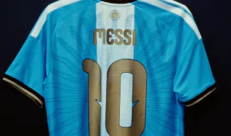 Messi apresenta camisa especial para último jogo pela Argentina