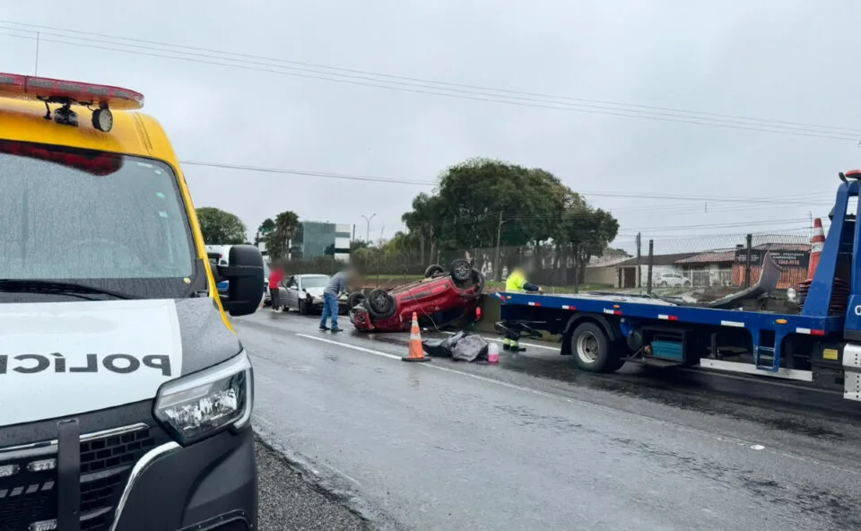 Carro capota após batida na BR-277, em Curitiba; motoristas dão versões diferentes