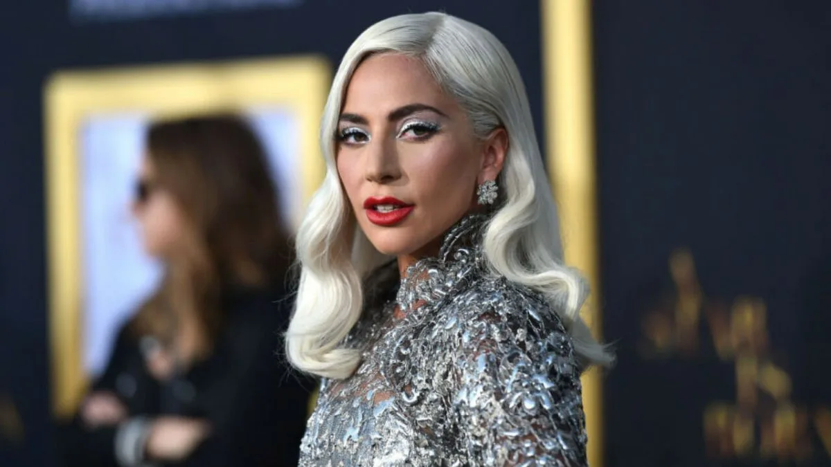Lady Gaga é flagrada com bebê e revista diz ser o filho da cantora; confira imagens