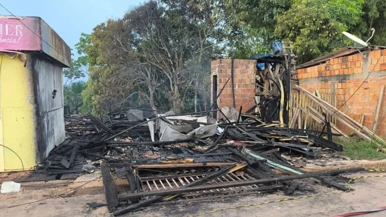 Fogo destrói mercearia de madeira em Epitaciolândia