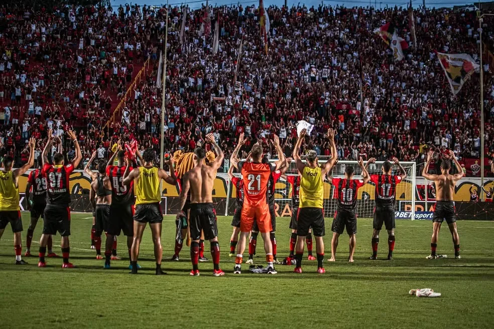 Torcida do Vitória esgota ingressos para Ba-Vi no Barradão