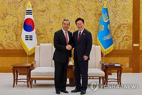 李대통령 "한중 現국제정세서 서로 필요"…왕이 "관계발전 희망"