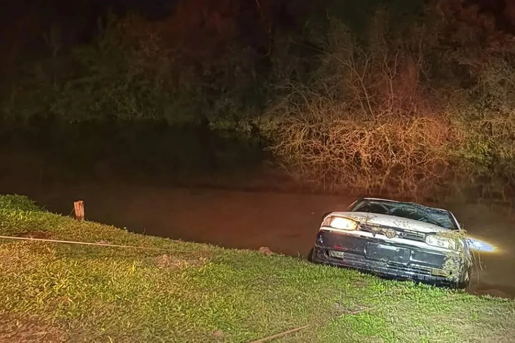 Após chuvas fortes, casal morre após carro cair em córrego cheio no RS