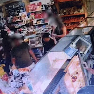 Atirador de capacete invade padaria lotada e dispara contra jovem