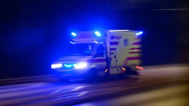 Verkehrsunfall: Auto landet im Graben - Fahrer lebensgefährlich verletzt