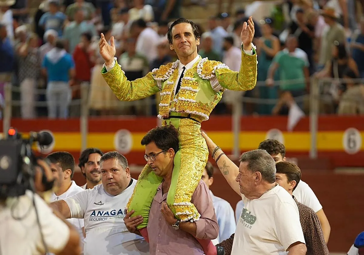 Juan Ortega enciende Almería con una faena de arrebato y torería