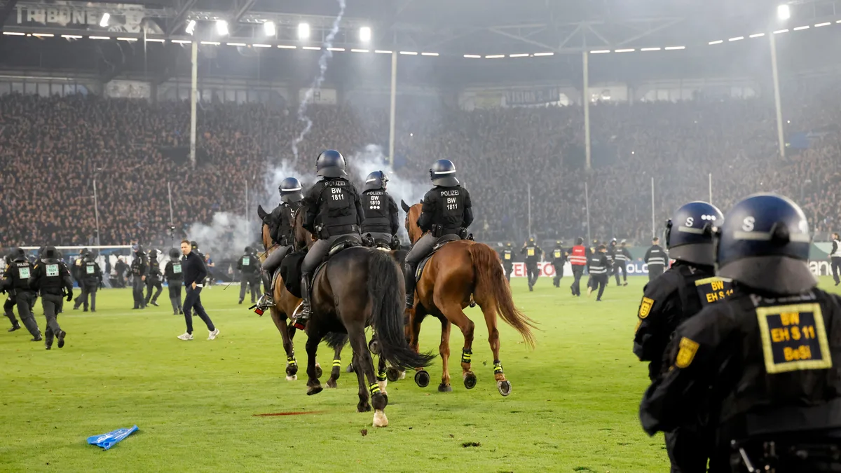 Lanzamiento de bengalas, invasión de cancha y policías a caballo: caos en un derbi de Alemania que terminó con 85 heridos
