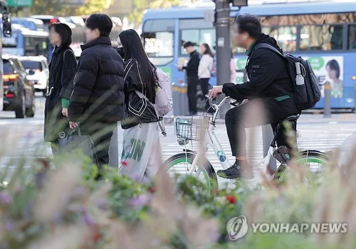 '찬바람 쌩쌩' 아침기온 10도 아래로 '뚝'…낮도 17∼22도 그쳐